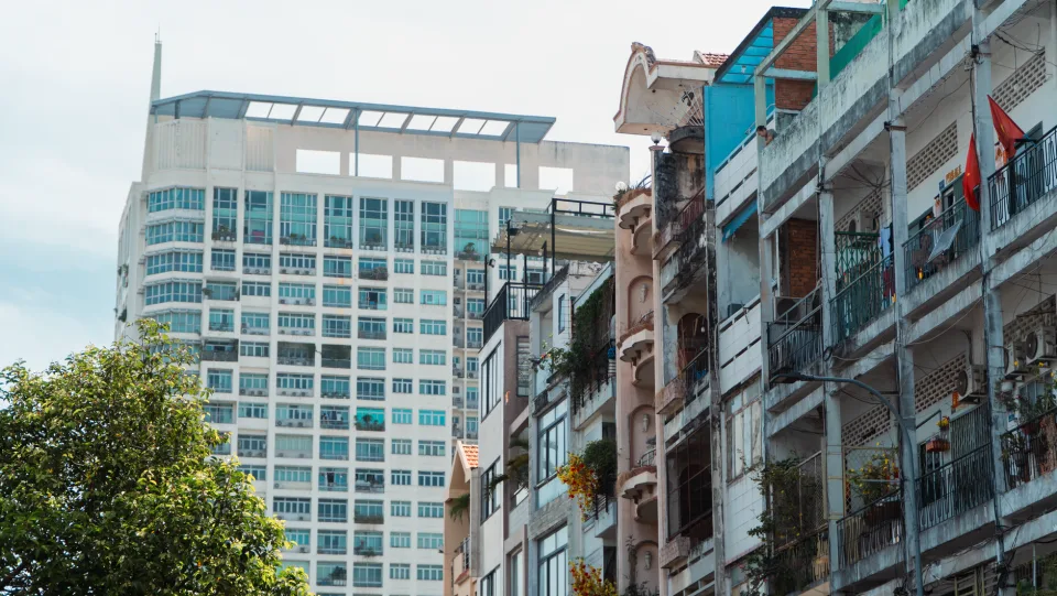Sổ đỏ trên bàn tiếp khách